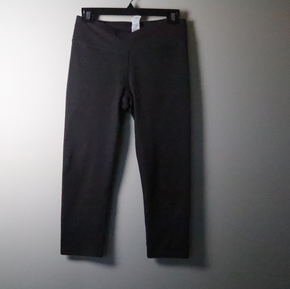 Fablethics women's Capri leggings size Small